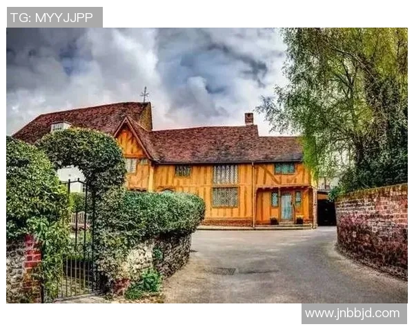 英国足球明星穆尔的传奇生涯与对足球的深远影响探讨