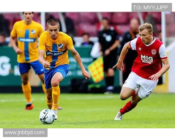 足球明星冬季热身视频展现训练魅力与竞技状态的完美结合 足球明星冬季热身视频展现训练魅力与竞技状态的完美结合